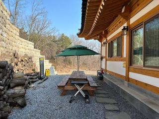Luxury Hanok Red Serenity - 1