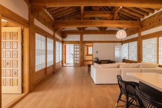 Luxury Hanok Red Serenity - 8