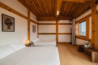 Luxury Hanok Red Serenity - 7