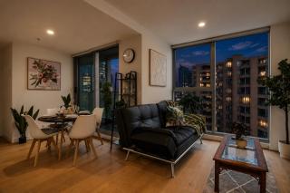 2BR Urban Jungle Escape Walk to Everything - 5
