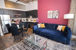 Business Ready 2BR Apartment in South Loop with Skyline view, Optional parking & Gym Access Close to McCormick, Downtown & CTA - 1