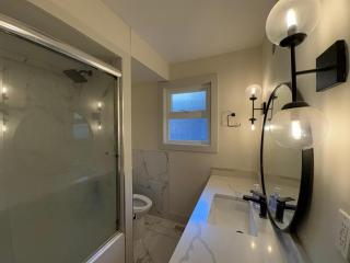 Vancouver Downtown Cozy Stay- Walk to FIFA Stadium, Skytrain & Cafes- Free Parking - 1