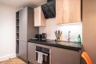 Sleek 2BED Flat in Central Manchester w Security - 4