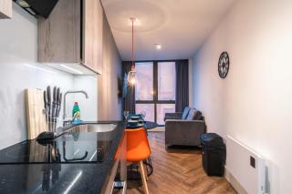 Sleek 2BED Flat in Central Manchester w Security - 3
