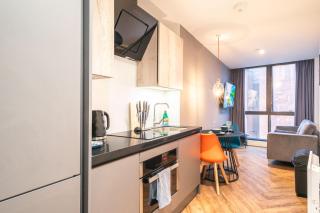 Sleek 2BED Flat in Central Manchester w Security - 5