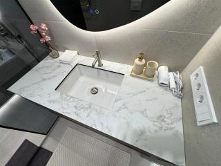 Luxury Apartment in the Center with Parking - 8