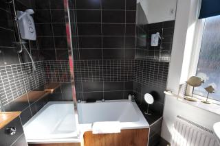 Strawberry One - 3 En-suite Bedrooms - Parking - Harrogate Holiday Apartments - 9