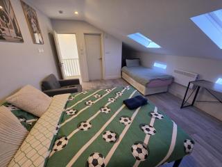 Modern Private Studio - CR7 Fast Transport Links - 3