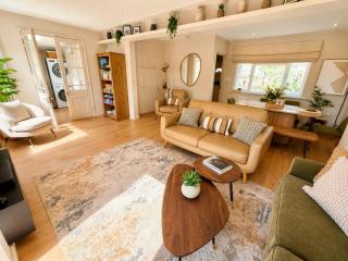 Gulliver's Rest - Elegant Coastal Hideaway - Three Bedroom Home - Large Garden - Parking - Sleeps 7 - 6
