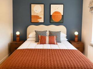 Gulliver's Rest - Elegant Coastal Hideaway - Three Bedroom Home - Large Garden - Parking - Sleeps 7 - 2