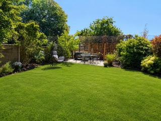 Gulliver's Rest - Elegant Coastal Hideaway - Three Bedroom Home - Large Garden - Parking - Sleeps 7 - 4