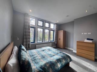 1 bed Apt close to Leeds Arena Sleeps up to 4 people F2 - 4