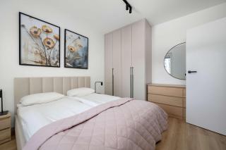 Stylish Apartment with Balcony and Underground Parking by Noclegi Renters - 9