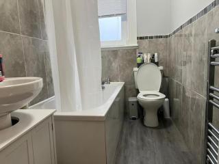 3 Bedroom Flat - Sleeps 6 - Free Parking - 4