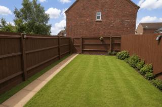 4-Bedroom Family Home in Mickleover - Private Driveway - Spacious Garden - 8