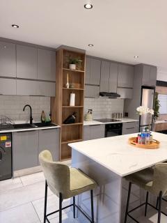 Luxury Westpoint Apartment - 7