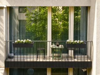 Quiet Courtyard and Parking - 4