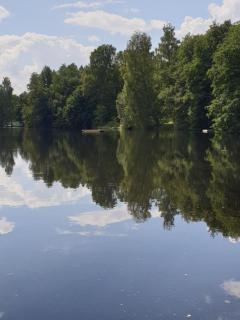 Haus auf einer Anhöhe, ruhig, Flussnähe, Glasreich - 0