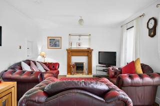 3BR Apartment with Stunning Views and Parking - 4