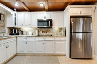 Casa Coral- Cozy Stay with Yard near Miami Stadium - 1