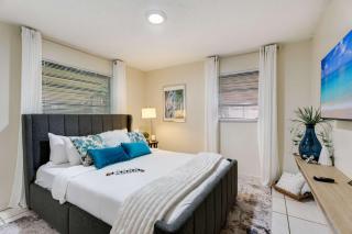 Casa Coral- Cozy Stay with Yard near Miami Stadium - 4