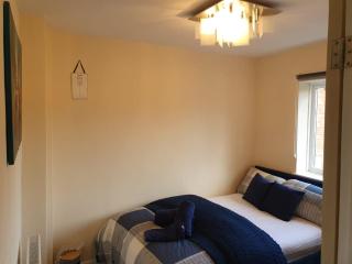 St Lukes House -Near Nissan & Stadium - Contractor & Family- Friendly, Free Wifi & Free Parking - 4