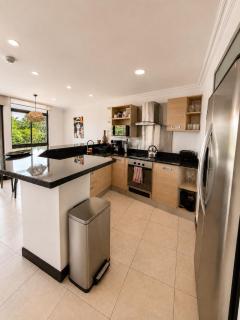 CR MARIPOSA RENTALS Luxury 2-Story Penthouse with Private Jacuzzi - 7