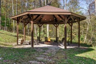 Liberty Hill Cabin - Covered Firepit & Hot Tub, Near Caves - 7