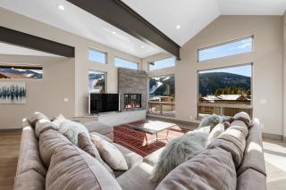 200 Caravelle Drive : 3 - 6