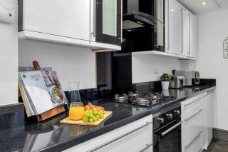 Cozy 2 Bedroom Chorlton House With Parking - 8