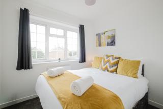 Spacious 4-Bed Home with Free Parking - 7
