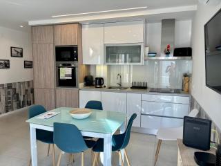 Hyper Centre, Beach 80m, Parking Available, Air Conditioning - 5