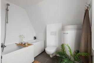 Sunny Balcony & Bathtub in Central Bergen - 8