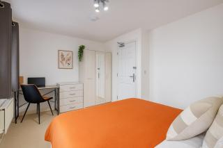 Large Contractor House - 6 Bedrooms - 7