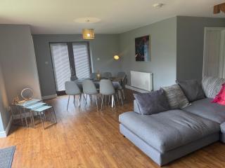 Holiday Home Sleeps 8 with Garden - 0