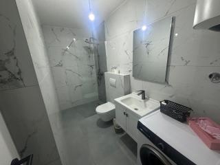 Cozy Apartment - 6 Min Walk to Shadervan - Sleeps 4 - 4