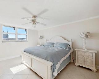 Two Bedroom Beachfront Residence with Modern Finishes - 4