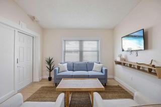 Boardwalk Bungalow - 9