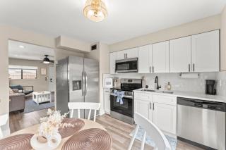 Coastal Bungalow- 5 Minutes to the port! - 1