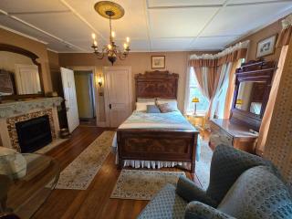 Botsford Briar Magnolia Room with in-room bath - 5