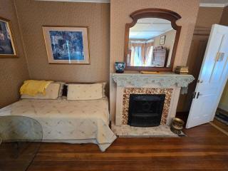 Botsford Briar Magnolia Room with in-room bath - 3