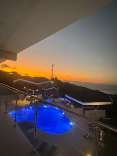 Ocean-View Condo with Infinity Pool Sunset Escape - 4