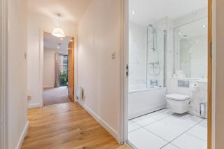 Modern Central Birmingham 2BR Near Bullring with Superfast Wi-Fi, Netflix & PS5 - 1