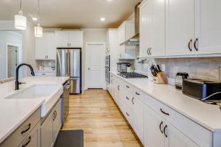 5 Mi to Bethany Beach! Group Escape w/ Pool Access - 8