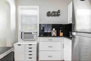 2/1 minutes from beach/downtown/airport - 6