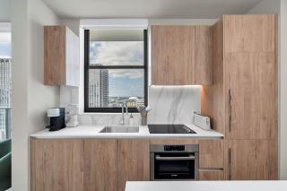32nd Floor High Rise By Bayside - 9
