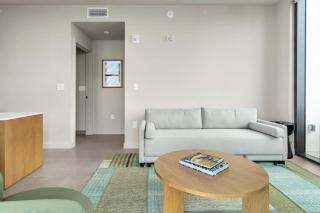 32nd Floor High Rise By Bayside - 3
