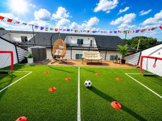 Sleeps 25 - Karaoke Dome Hot Tub Games Makeup Station & Rooftop Soccer - 0
