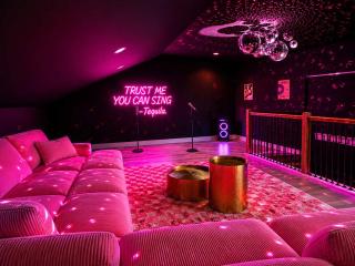 Sleeps 25 - Karaoke Dome Hot Tub Games Makeup Station & Rooftop Soccer - 7