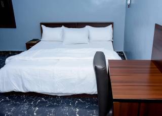 Luxury Deluxe 1 Bed, 1 Bath - 3